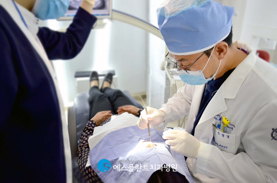 원장 직접 집도 장면 — 고난도·재수술 임플란트