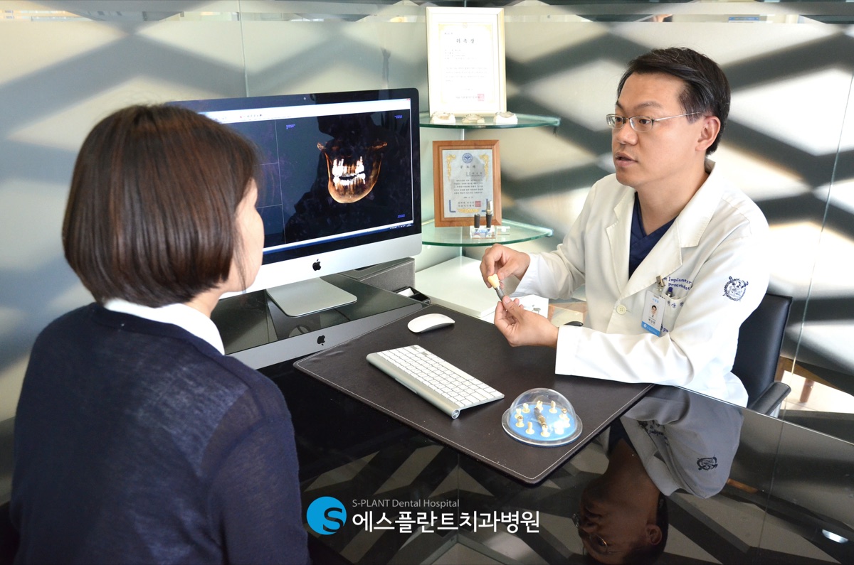 백상현 원장 직접 상담 장면 — 고난도·재수술 임플란트