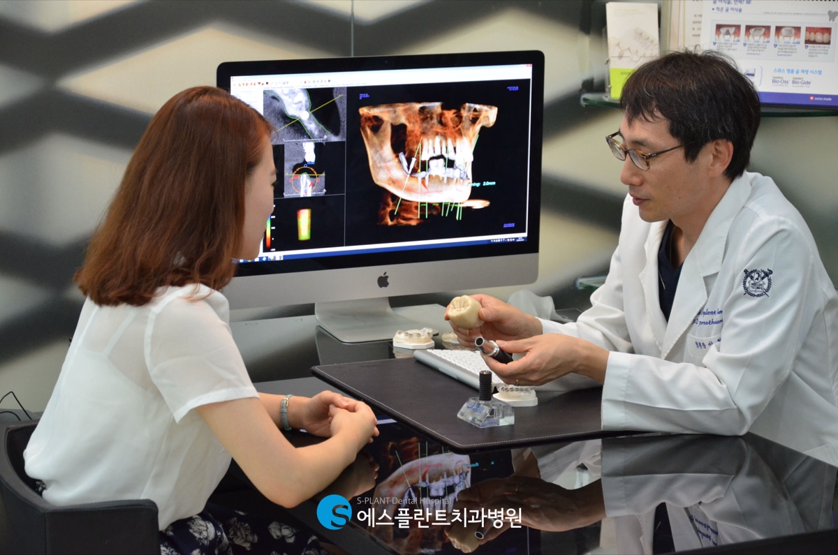 이정택 원장 직접 상담 장면 — 고난도·재수술 임플란트